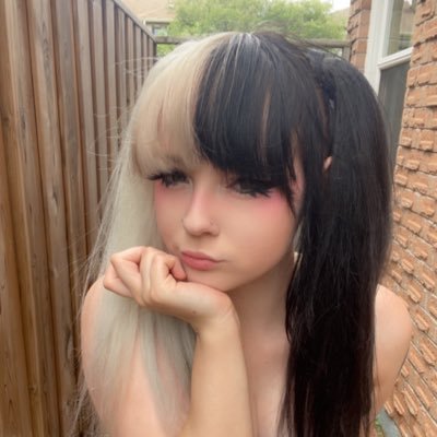 hello :3 i stream and like vadio games hehe~