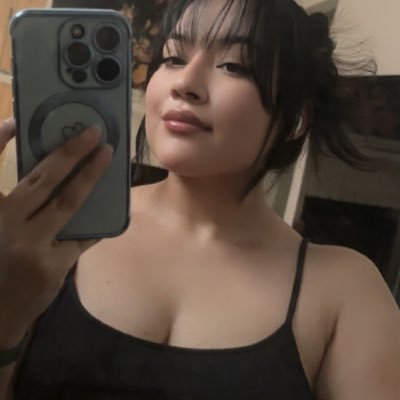 Ana. into anything & everything horror. spicy food enthusiast & book lover.