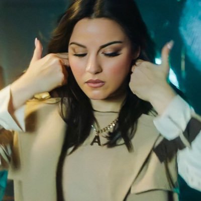 — shoot for the moon • cerquita de ti @maiteperroni