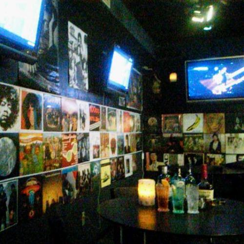 Sugamo_musicbar's profile picture. 70～80年代のmusicからK-POPまで幅広く音楽と映像が楽しめる巣鴨唯一のbar。音楽好きな人、ただお酒が飲みたい人、みなさん人間好きの素敵な方ばかり☆当店の特徴は常連さんと新規のお客様がすぐに仲良くなっちゃうところです♪場所は巣鴨の西友とサンドラッグの間の路地を入ってすぐ右手、青い看板が目印です（＾＾ｖ