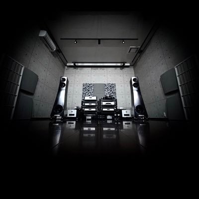 dcsgmyg's profile picture. オーディオ、クルマ、映画、クロスバイク…オーディオルームの壁はコンクリート調壁紙で、見た目ほどライブではない。寧ろ適度な吸音を施して、ほど良い感じ。オーディオルームは厚さ50cmほどの遮音壁。鉄骨造の家。dCS→Goldmund→YG。アウディRS3(2025)納車！