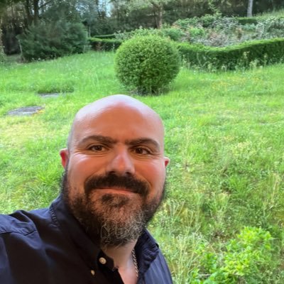 Jesuita, desde hace muchos años, de Badajoz, psicólogo clínico y teólogo, amante de la espiritualidad ignaciana y creyente