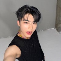 R (@hwaxbae) 's Twitter Profile