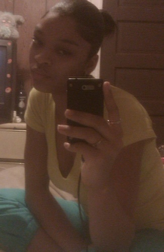just a laid bck girl. #teamsingle #teamARIES #teamNoKIDS. I'm really nt looking fo a man bt ill take one fo da company. love me a tall nigga!!!!!