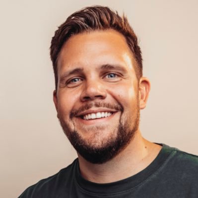 Videoproducent och poddare. Brinner för DIF fotboll. Twittrar mest under ilska eller eufori. Idioter och troll blockas med glädje. 👇 bitr. sportchef i NIK 🏒👇