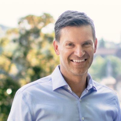 I build high-performance sales and marketing teams at the intersection of product, marketing and sales, with a technical background in SaaS.