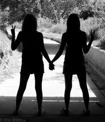 tenemos 13 años:B y queremos tener una amiga cibernetica MAC (Mejor amiga cibernetica) :B
y AMAMO A JUSTIN BIEBER y 1D