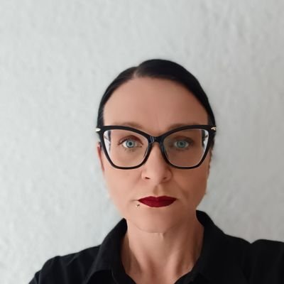 Bin zurück in Güllen - Vorsicht Panther
Pädagogin mit Psychologiestudium, Historikerin, Kunsthistorikerin, Künstlerin, Bibliothekarin, Mutter