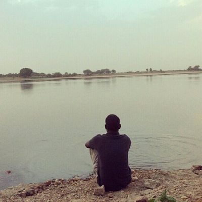 «حتى ينطووا على أنفسهم وكأنهم يحملون سراً لا تقوى عليه الجماهير»
(Likes)