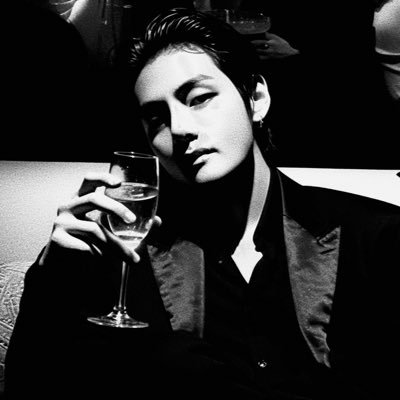 hunchojisunga's profile picture. 𝗙𝗼𝗿𝘁𝘂𝗻𝗲'𝘀 𝗙𝗿𝗼𝗹𝗶𝗰” ——— 𝗧𝗵𝗲 ʙɪʟʟɪᴏɴᴀɪʀᴇ'ꜱ 𝗕𝗮𝗹𝗹𝗮𝗱. “𝘮𝘢𝘨𝘯𝘢𝘵𝘦, 𝘸𝘰𝘮𝘦𝘯’𝘴 𝘢𝘯𝘥 𝘸𝘪𝘭𝘥 𝘯𝘪𝘨𝘩𝘵𝘴.”