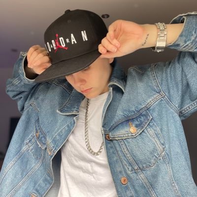 18 years old | Independent Artist | UK | 🏳️⚧️🏴