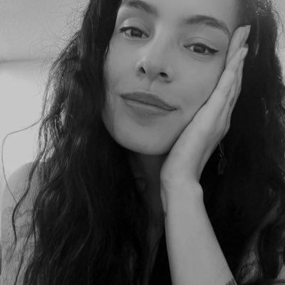 Ella/She 💜. Tengo muchísimas menos certezas de las que requiere esta red social. Entusiasta y pocalucha del amor. 📢 @AlharacaRadio #ClubDeLecturaFeminista 📖