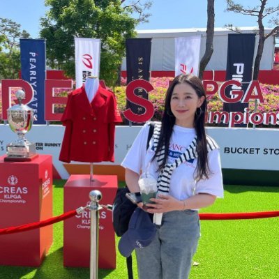 Currently lives in Los Angeles, Vice President of Finance of Fosun Group, Head of Los Angeles Region, Working Woman, Young Leader of the World Economic Forum.