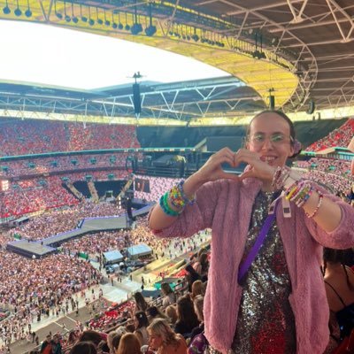 she/her | Born in 1989 | Swiftie since '06 | OG Spice Girls fan | #SeniorSwifties | TIFF ‘22 | Chicago, London, Tayronto Eras | tweets are my own | 7️⃣