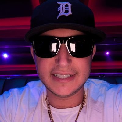 artist from Detroit, MI.
enjoys music, fps, moba, rpg, dancing, science, personal happiness, and self help.