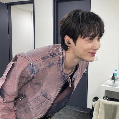 wonderfuwll's profile picture. always the moon never the sun