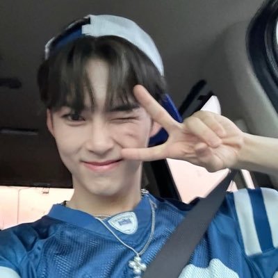 begtotheskies's profile picture. tarot is therapy for broke people | ID/EN/中 ok! | fast rep: https://t.co/obqFEs4FFK or https://t.co/x0jRTMNZAJ | queer and worldwide friendly~ 🏳️‍🌈🌎