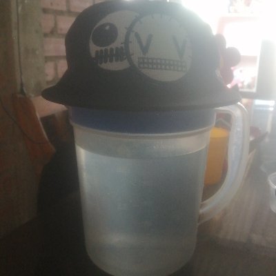 Matt000cx0's profile picture. Una jarra de agua (posiblemente contaminada con lejía) con un gorro piola que más
