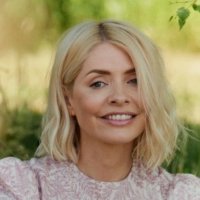 Holly Willoughby (@hollywills) 's Twitter Profile