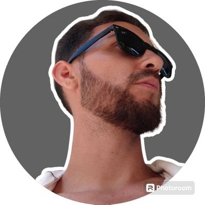 Graduado en Medicina y en el fino arte de la supervivencia a la cagástrofe económica, esposo de @psicopelirrizza