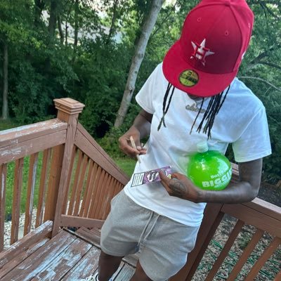 Chezzybands11's profile picture. Shoe plug Introvert 🔌👟