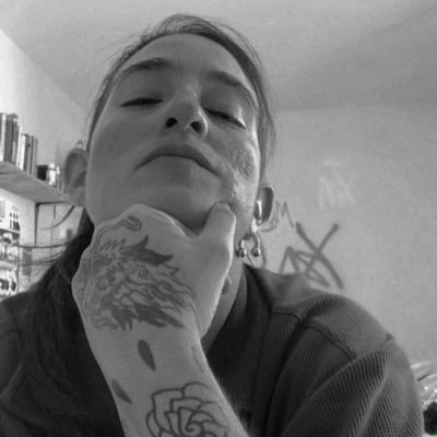 Frxx710's profile picture. Escribo la verdad hasta cuando miento.