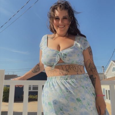 alexasoules's profile picture. comedian, artist, cool aunt, bathroom bestie.