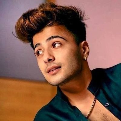 style में DASHING , जिगर में DARING , दिल में CARING , बस अब लड़की चाहिए जो कर सके हम से MATCHING