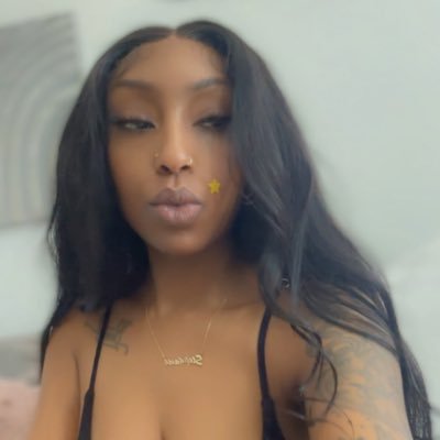 _carmeldelights's profile picture. 💛🖤 5'2 𝘮𝘦𝘯𝘢𝘤𝘦 ᵉⁿʲᵒʸ