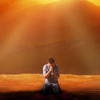 Disfruto la compañía de Dios, mi esposa e hijos en una atmósfera musical que adora y alaba al único y verdadero Señor y Salvador, Jesucristo.