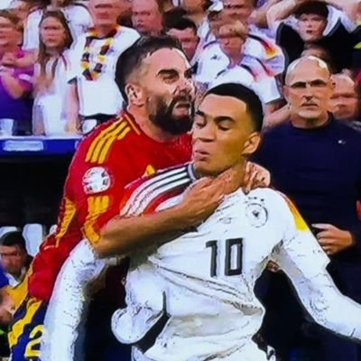 ola soc el macia. escric lo q se me pase pe lo meu cap. El valor que li sobra a la política se l'hi hauria d'otorgar al fútbol, inspiració de filòsofs.