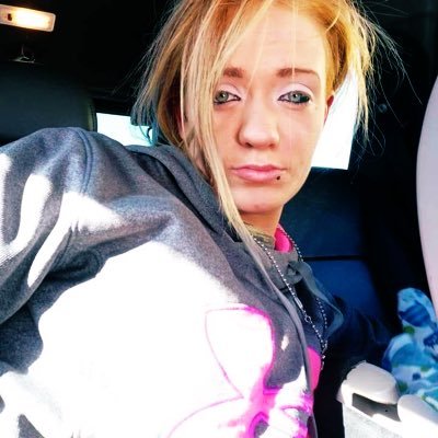 Very nice kind I go out of my way to help people. I’m looking for sugar daddy that can help me.