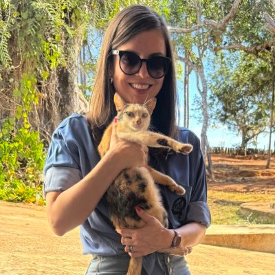 Goiana, feminista, gateira e defensora pública federal. Perfil pessoal.