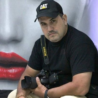 Fotógrafo de profesión, productor de audiovisuales, diseñador gráfico