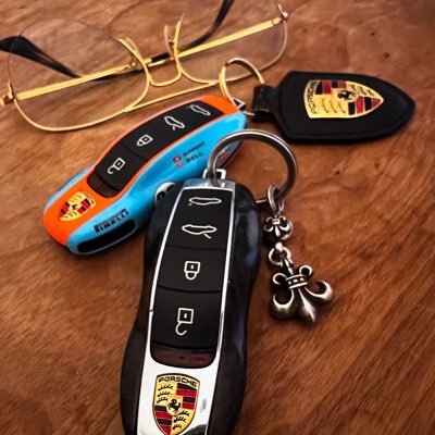 ポルシェは5台目。997carrera 991GTS 991 turboSからの718SPYDER。足代わりはDEFENDER 90。アストンや、マセラティ、レンジローバー、アウディ、フィアットを乗り継いだけどやっぱりポルシェ好き。気の迷いからA91SUPRA MT買うが結局又718スパイダーを買う変態。
