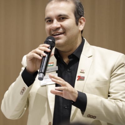 मैं कवि तो नहीं था मगर ए ज़िंदगी जबसे समझा मैंने तुझको मुझको कविता आ गई ✍️