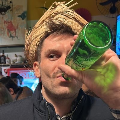gay 30+, barba, corpo meio malhado, loiro, meio calvo, cafona