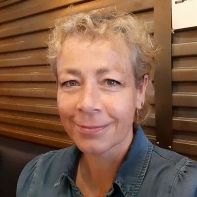 Terapeuta natural y emocional. Maestra de niños. Artesana. Escritora.