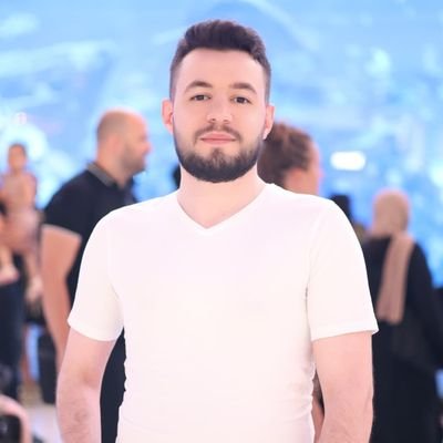 تلائم مع الأشياء التي قسمت لك ،وأحب هؤلاء الناس الذين ألقى بك القدر بينهم على أن يكون حبك صادقاً مخلصاً 🇦🇪..