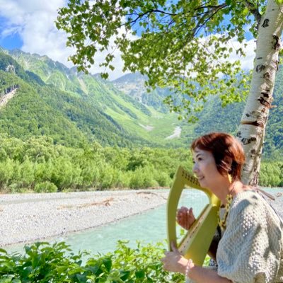 HarperYoshie's profile picture. 🎹小型ハープを奏でる声楽家 🎹大阪音大声楽学科卒🎹声楽家・アイリッシュハープ奏者🎹近鉄文化サロンハープ講師🎹音楽サロンCube Crea🎹グレースハープ特約店🎹Jeugiaカルチャーイオン橿原・堺タカシマヤハープ講師🎹コウペンちゃん好き 🎹コンサート演奏・レッスンご依頼はDMにご連絡お願いします🎹