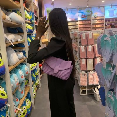 brown skin girl👧|| professional hairstylist💇♀️|| unilorite📚|| Aries♈️ || Arsenal ❤️||Wish me on 18 April 🎂!
