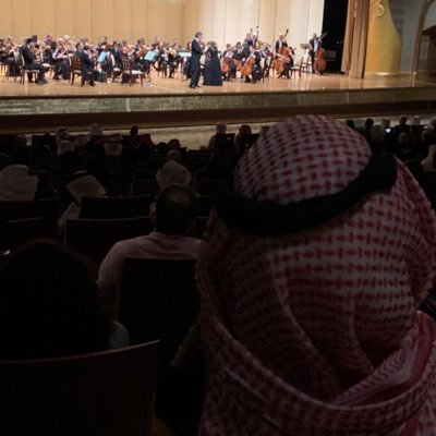 مستشار دبلوماسي - شاعر- International law master -طالب دكتوراه -صقار