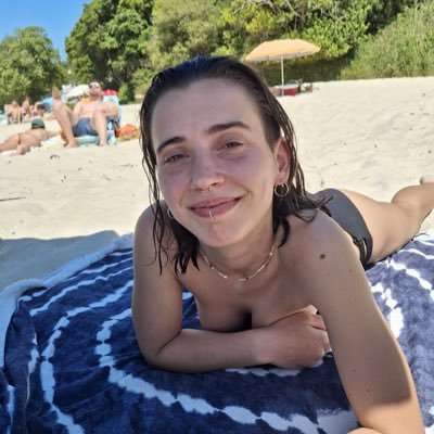 vikirodri9's profile picture. 