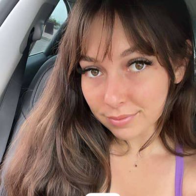 Chloé 26y- , un peu égarée ici🤭je dance depuis que je marche avec mes deux main pour te fais jouir de plaisir ⤵️↘️➡️