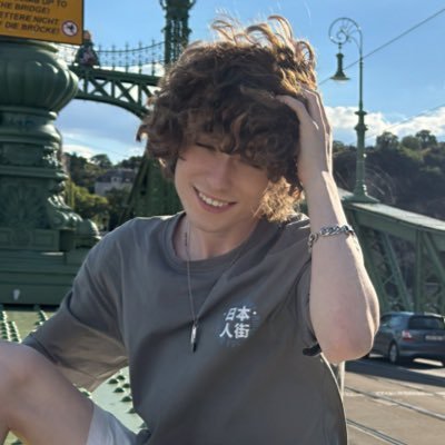 highschool curious boy🧑🎓🏳️🌈 😇 Your personal curly angel 😇