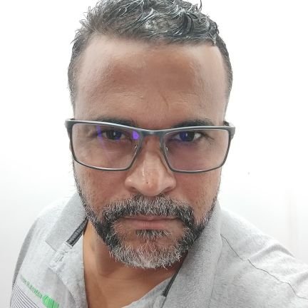Louco, desajustado, rebelde, criador d caso, peça redonda num buraco quadrado. Vejo as coisas d forma diff. Ñ gosto d regras. Ñ tenho respeito pelo status quo