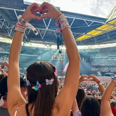 Swiftie since '07 🎙️| reputation girlie 🐍 | #1 peace & Glitch stan✌️
Red (x1), 1989 (x1), rep (x3), Eras (x8)