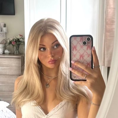 ameliaelora's profile picture.