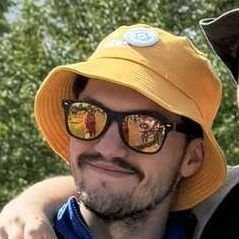 Lepetitroumain's profile picture. 🌹🌕🦊🧣