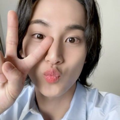 _kwshi's profile picture. ⊹ ♡ 🎧 ✧ head empty just soonwoo 24/7 ▒ 🐇